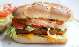 Kanapka z chrupiącym kotletem, serem, warzywami i kremowym sosem kowbojskim Subway.