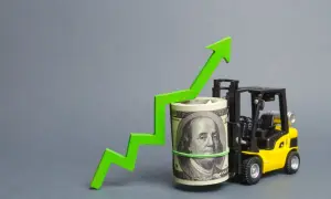 Żółty wózek widłowy podnosi zwinięty banknot 100 USD, obok zielona strzałka w górę.