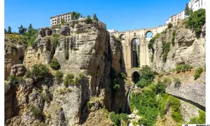 Impresionante puente Nuevo de Ronda, una maravilla de la ingeniería que cruza un profundo tajo. La ruta ronda ofrece vistas espectaculares.