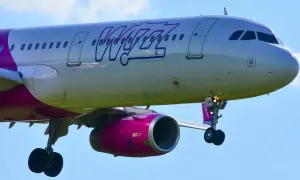 Wizz Air: Alkohol w samolocie? Poznaj limity i uniknij problemów!