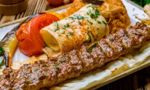 Kebab: Co kryje się w rożnie? Prawda o kaloriach, tłuszczach i soli
