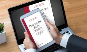 Dłoń trzyma tablet z publikacją "Orzecznictwo Sądów Polskich", która stanowi ważny precedens prawny.