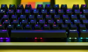 Klawiatura ważona z kolorowym podświetleniem RGB. Litery i cyfry na klawiszach świecą na niebiesko, czerwono i zielono.