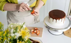 Jak zrobić ozdoby na torta? Proste triki na efekt "wow"!