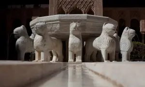 La fuente de los leones en la Alhambra, con sus esculturas de mármol que vierten agua, es un símbolo de la belleza nazarí.