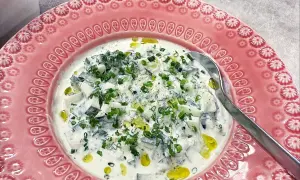 En krämig kall soppa med gurka, ägg och dill. Perfekt sommarrecept med dillolja.