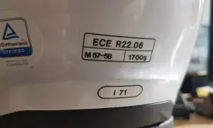 Naklejka na kasku motocyklowym z certyfikatem ECE R22.06, rozmiarem M (57-58) i wagą 1700g.