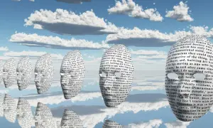 Pływające maski z tekstem, niczym fragmenty snu, odzwierciedlają surrealizm w literaturze.