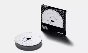 Un chronotachygraphe analogique, avec sa boîte et un disque de diagramme, prêt à enregistrer les trajets des véhicules.