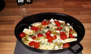 Fenchel-Rezepte: Fenchelspalten mit Kirschtomaten und Oliven in einer Auflaufform, bereit zum Backen.