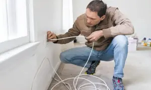 Czym przykleić kabel do ściany, aby uniknąć uszkodzeń i kłopotów?