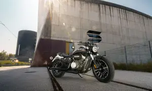Czarny motocykl typu chopper 125 na tle nowoczesnego budynku.
