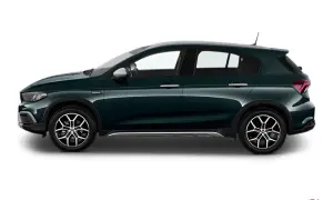 Mörkgrön Fiat Egea Cross med snygga fälgar, redo för äventyr.