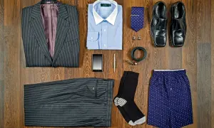 Eleganckie męskie stylizacje: garnitur w prążki, błękitna koszula, krawat, buty, pasek, skarpetki i bokserki.
