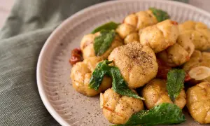 Gyllene, stekta gnocchi med soltorkade tomater och salvia. Ett enkelt och gott gnocchi recept för en härlig middag.