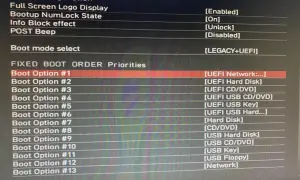 BIOS nie widzi dysku SSD. Widoczny ekran ustawień bootowania, gdzie opcja #1 to "UEFI Network", a dysk SSD nie jest widoczny na liście priorytetów.