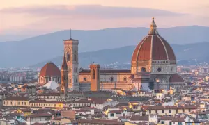 Vue panoramique de Florence au coucher du soleil, avec le Duomo et le campanile de Giotto. Idéal pour visiter Florence.