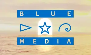 Logo BLUE MEDIA z ikonami: trójkąt, gwiazda, spirala. Tło to spokojne morze i niebo o zachodzie słońca.