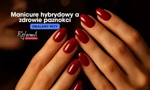 Dłonie z idealnym, czerwonym manicurem hybrydowym. Czy hybryda niszczy paznokcie? Obalamy mity.