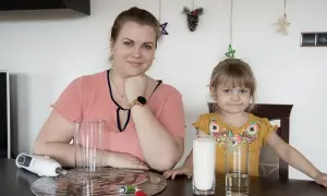 Piasek kinetyczny DIY: 3 proste przepisy na bezpieczną zabawę!