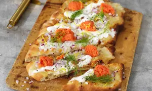 Flatbread med krämig topping, rom och dill. Ett enkelt ricotta recept som passar perfekt som förrätt eller tilltugg.