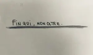 Fin qui, non oltre." Una frase scritta a mano su carta, che suggerisce come farsi rispettare in amore, ponendo dei limiti chiari.