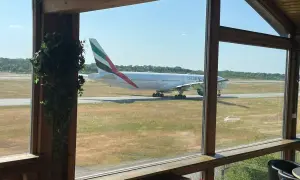 Ein Emirates-Flugzeug rollt auf dem Rollfeld. Perfekt für ein "Cafe to fly" mit Aussicht.
