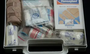 Apteczka podróżna: Co zabrać? Kompleksowa lista i porady