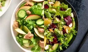 Dos ensaladas vibrantes: una con aguacate, remolacha y naranja, y otra con lechuga, manzana, pepino y atún.