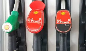 Dylemat kierowcy: Shell V-Power Diesel czy Verve? Dwa dystrybutory paliwa, jeden zielony, drugi czerwony z napisem V-Power Diesel.