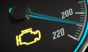 Gelbe Motorleuchte leuchtet auf dem Armaturenbrett. Ein Warnsignal, das auf ein Problem mit dem Motor hinweist.