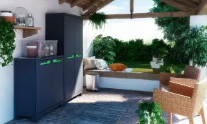 Ciemnoszara szafka na balkon z zielonymi uchwytami, idealna do przechowywania narzędzi ogrodowych i doniczek.