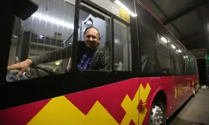Kierowca autobusu Metropol wita pasażerów. Dojazd z dworca PKP Katowice-Pyrzowice.