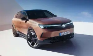 Nowy Opel Grandland w kolorze miedzianym, z nowoczesnymi światłami LED. Sprawdź jego atrakcyjną opel grandland cenę.