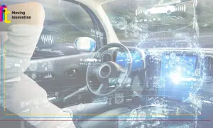 Interno di un'auto con interfaccia futuristica che mostra dati e grafici, simboleggiando la guida autonoma e l'innovazione tecnologica.