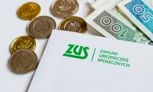 ZUS i pieniądze: ile można dorobić do renty socjalnej? Monety i banknoty leżą obok dokumentu ZUS.