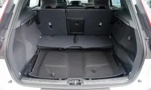 Pusta przestrzeń bagażowa Volvo XC40, z podniesioną podłogą, pokazuje, jak praktyczne są jej wymiary.