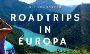 Frau blickt auf malerische Berglandschaft mit türkisfarbenem Fluss. Text: "Die schönsten Roadtrips in Europa".
