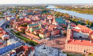 Luftaufnahme von Warschau mit dem Königsschloss und dem Marktplatz. Die beste Reisezeit Polen ist oft im Spätsommer, wenn das Wetter angenehm ist.