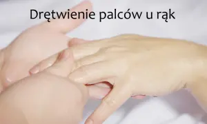 Dłoń masowana w okolicy palców, z widocznym napisem "Drętwienie palców u rąk".