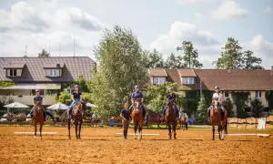 Jeźdźcy na koniach podczas treningu w pony club okrzeszyn.