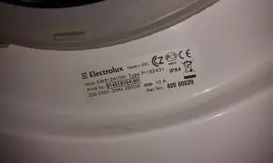 Naklejka na pralce Electrolux EWS12410W z numerem seryjnym 820 00029. Może to być pomocne przy diagnozowaniu błędu E40.
