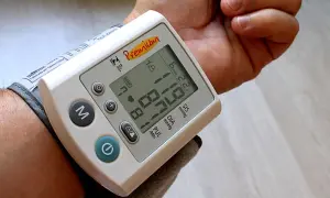 Niskie ciśnienie u seniora: Jak pomóc i kiedy pilnie do lekarza?
