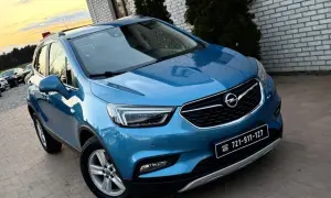 Błękitny Opel Mokka, używane auto w atrakcyjnej cenie. Idealny do miasta i na wycieczki.