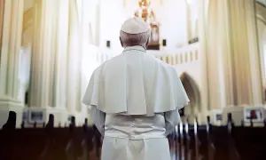 Papież w białej szacie w kościele. Zastanawia się, co to beatyfikacja i jak ważna jest dla wiernych.