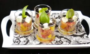Quatre verrines colorées, parfaites pour 10 recettes de verrines faciles. Tomates, mozzarella, olives et basilic.