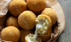 Deliziose polpette di patate dorate e croccanti, con un cuore filante di formaggio.