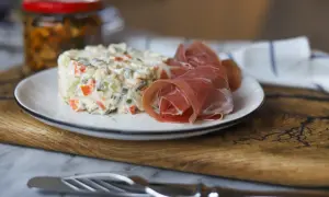 Jakie mięso do sałatki jarzynowej? Sprawdź najlepsze dodatki i przepisy!