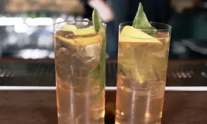 Kruszon drink - przepis na orzeźwiający napój z białym winem