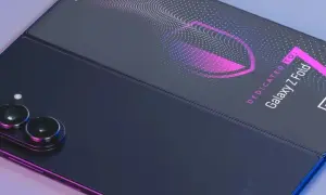 Ciemny, składany smartfon Samsung Galaxy Z Fold 7 z potrójnym aparatem i neonowym wzorem.